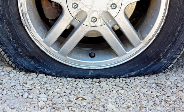 轮胎缝里有小石子 一定要抠掉吗？