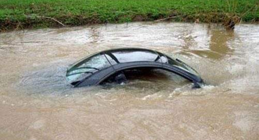 汽车落水后真的无法开门逃生吗？