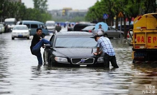 暴雨天开车减少涉水隐患 这几个技巧学到了吗