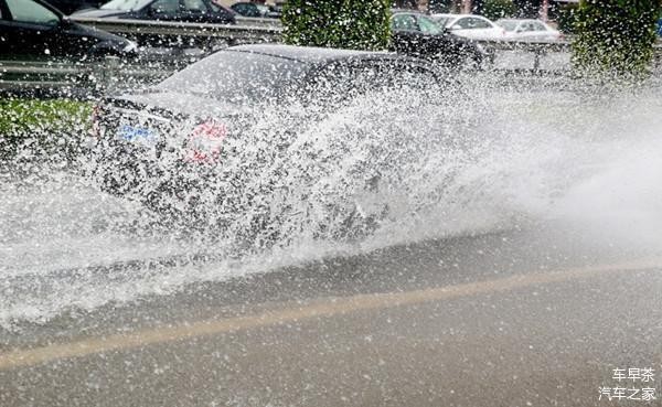暴雨天开车减少涉水隐患 这几个技巧学到了吗