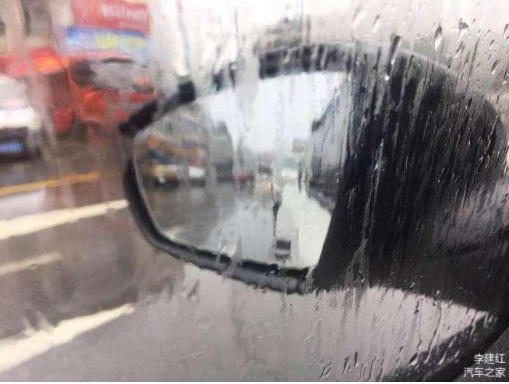 暴雨侵袭的时候 开车用双闪对不对 很多人都错了
