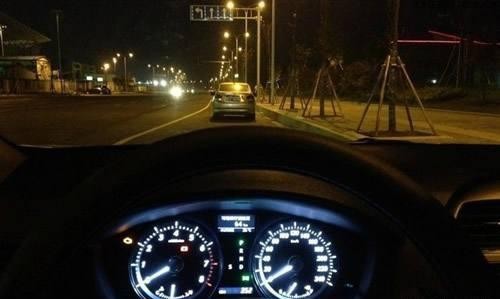 晚上开车走夜路 视线不好的情况下如何安全开车？